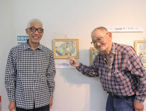 福田さんとわろうべ会の小沢武さん（個展会場にて）