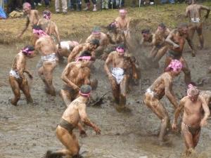 見学者の方々にも泥が飛んできます！の写真